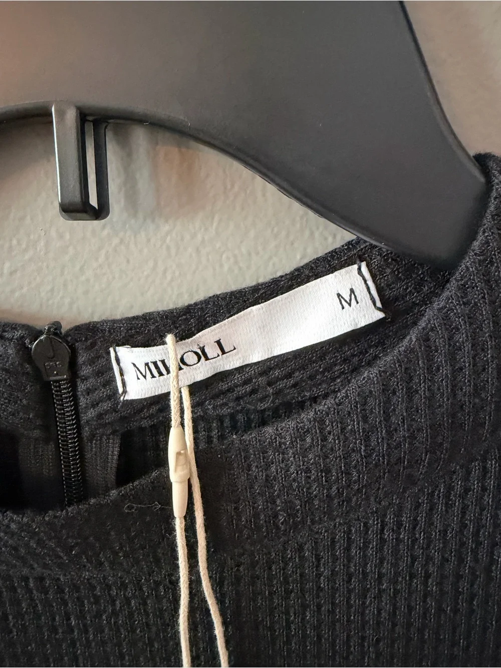 MIHOLL sleek black